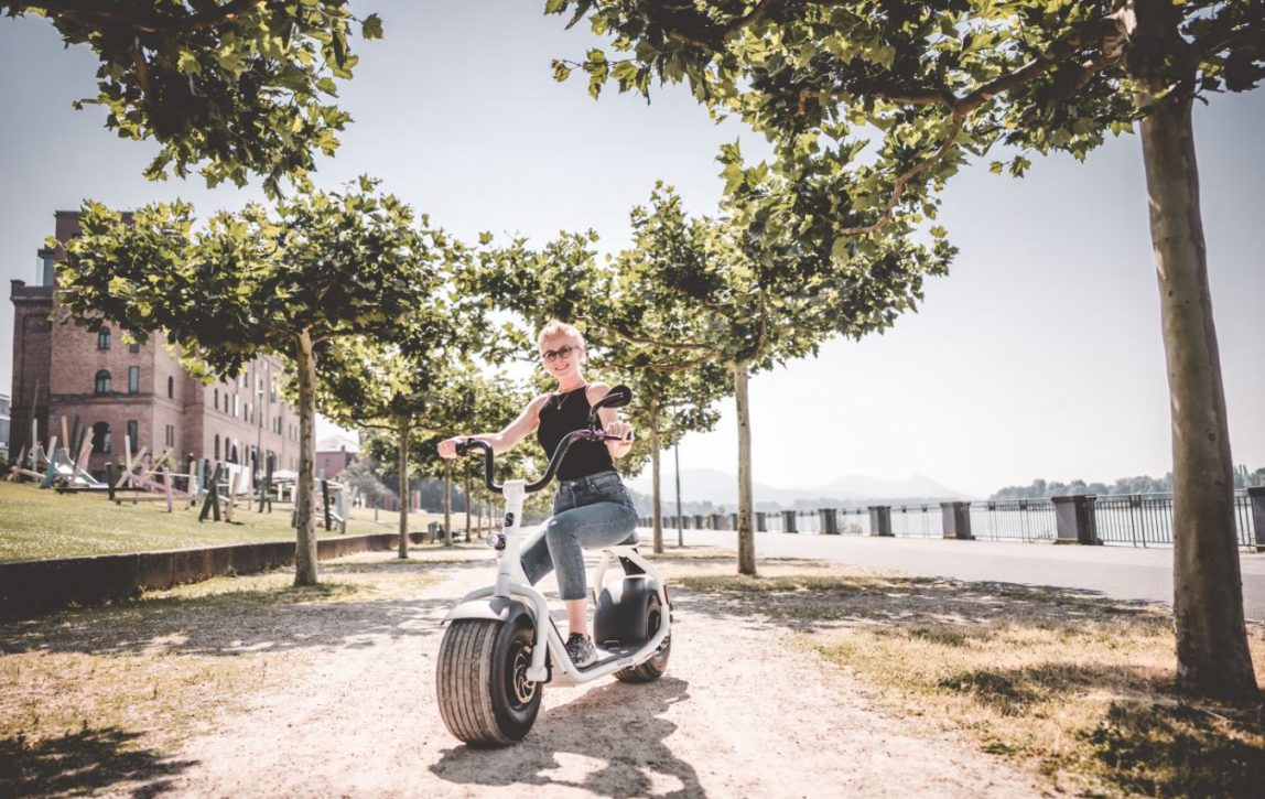 Frau auf SCROOSER auf Rheinpromenade 